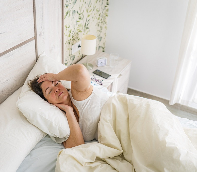 Mujer con insomnio en la cama