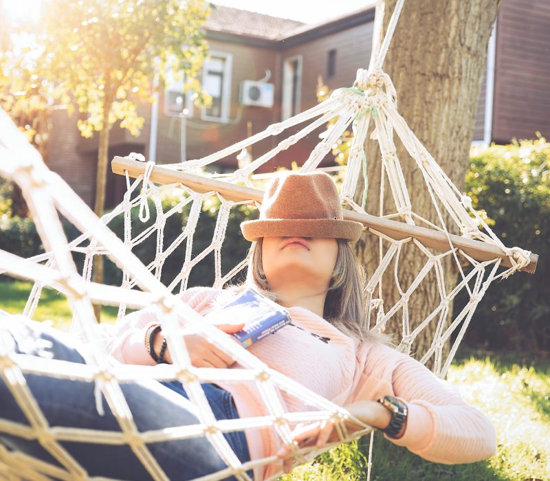 Dormir mucho y seguir cansado: posibles causas y qué hacer