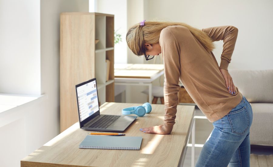 Mujer con dolor de espalda, en la zona lumbar