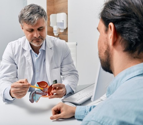 Un paciente frente al doctor en la consulta de Urología