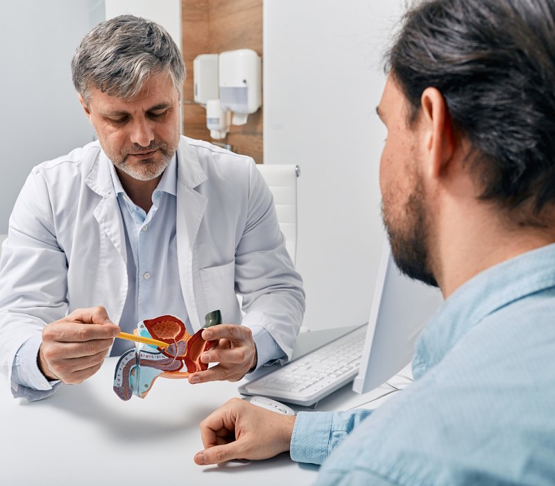Un paciente frente al doctor en la consulta de Urología