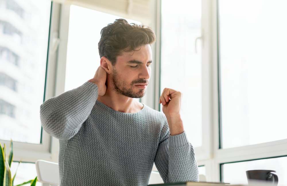 Un hombre con dolor de cervicales