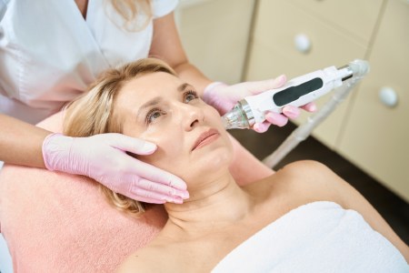 Mujer realizándose un tratamiento facial