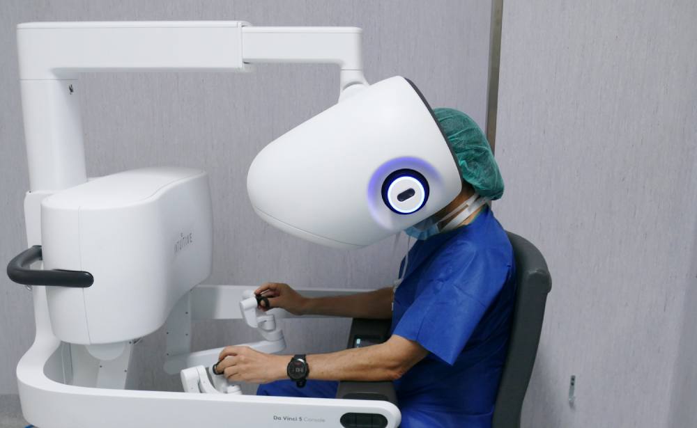 El cirujano usando el robot quirúrgico Da Vinci 5 durante una operación