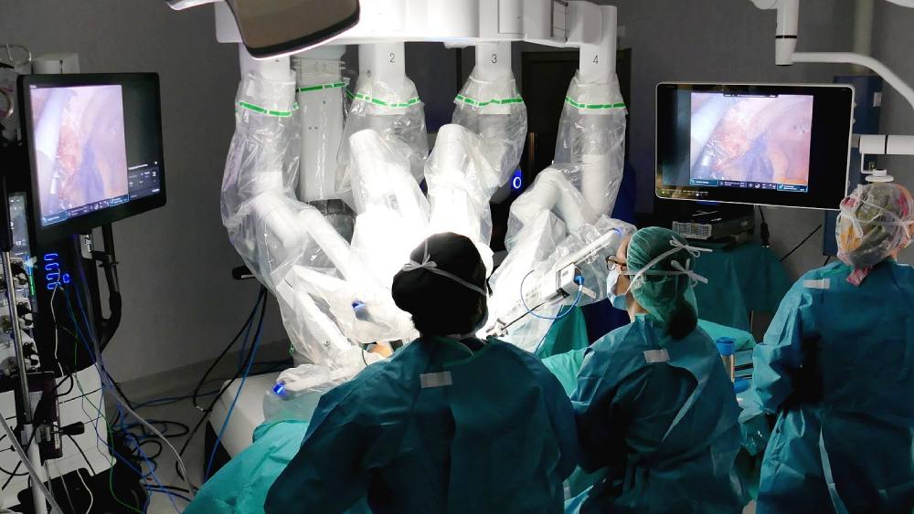 Un momento de la intervención de cirugía robótica