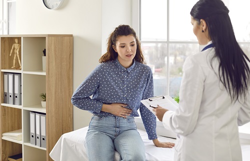 Mujer con molestias en el abdomen, en la consulta de Ginecología