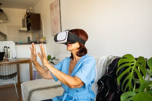 Mujer usando gafas de realidad virtual