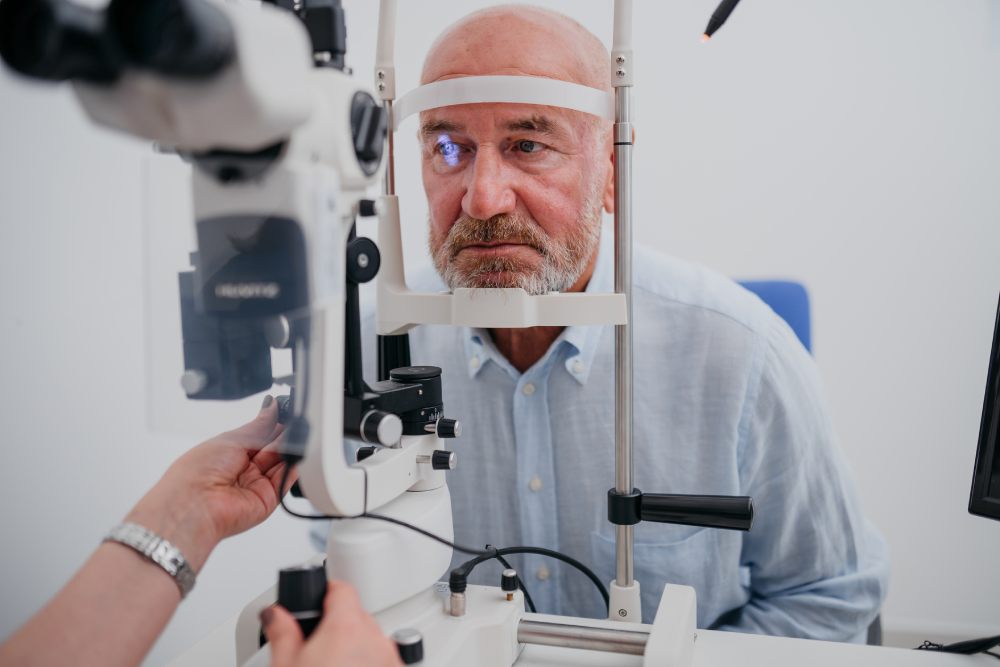 Un paciente durante las revisiones oftalmológicas