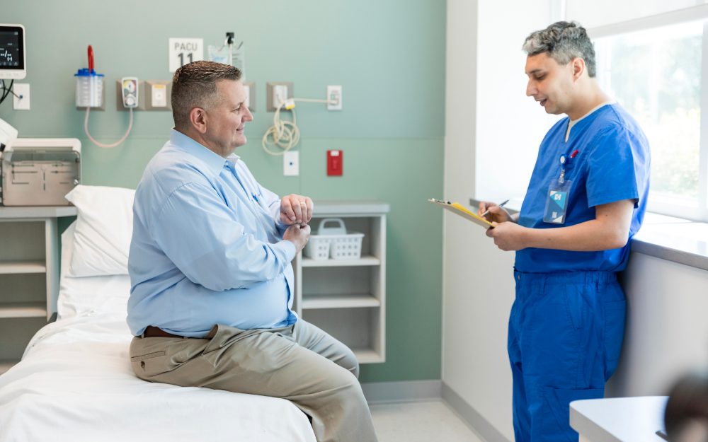 Hombre con obesidad en la consulta médica