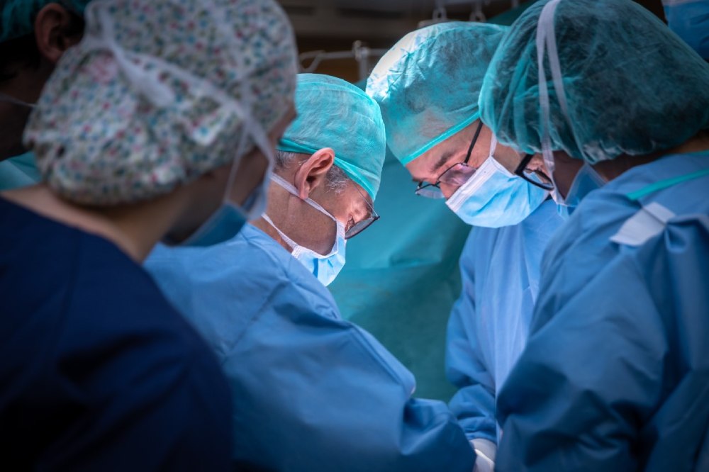 Un grupo de cirujanos operando en uno de los quirófanos del Hospital El Pilar
