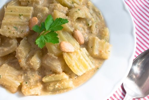 Cardos con salsa de almendras