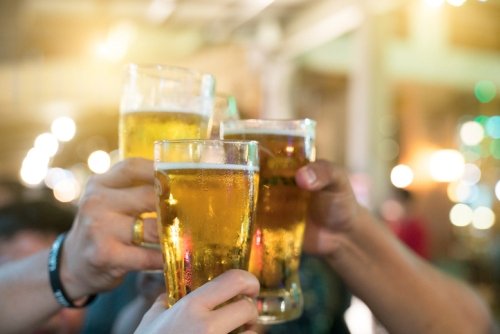 Amigos bebiendo cerveza