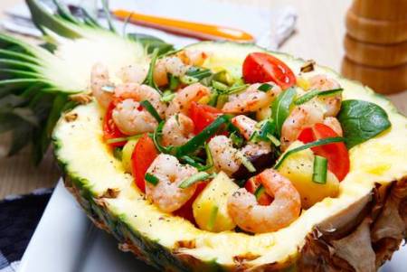 Ensalada de piña con gambas