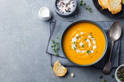 Crema de calabaza y zanahoria con contramuslos de pollo