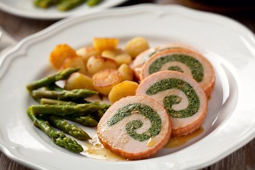 Rollito de pavo con espárragos trigueros y queso al horno