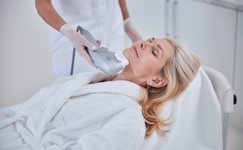 Lipoláser o radiofrecuencia para corregir la papada