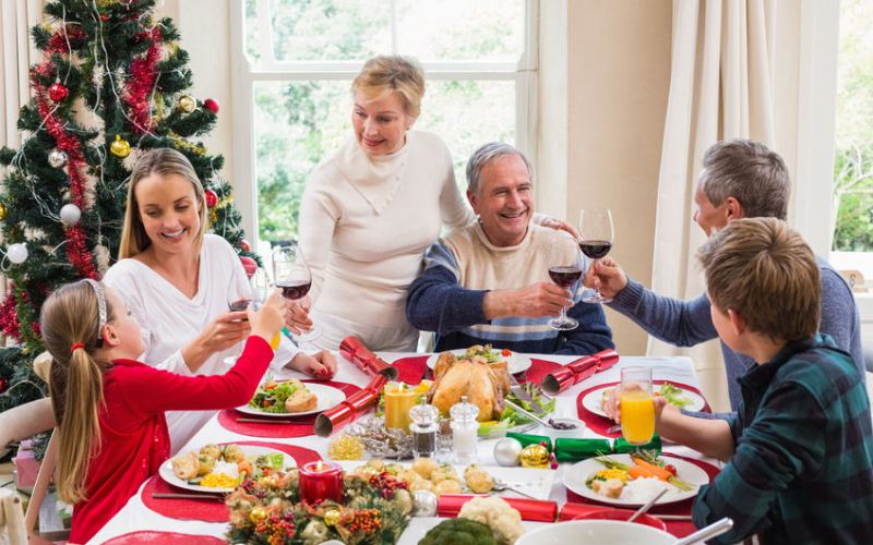 Una familia celebrando una comida saludable en Navidad