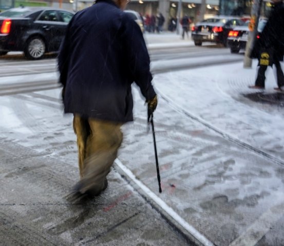 Hombre usando bastón en invierno