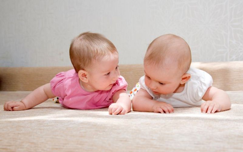 Bebés gemelos