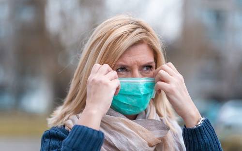 Dolor de cabeza causado por la presión que ejercen las mascarillas