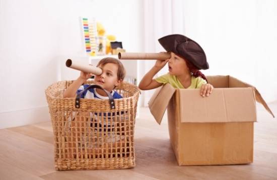 Niños jugando a la búsqueda del tesoro
