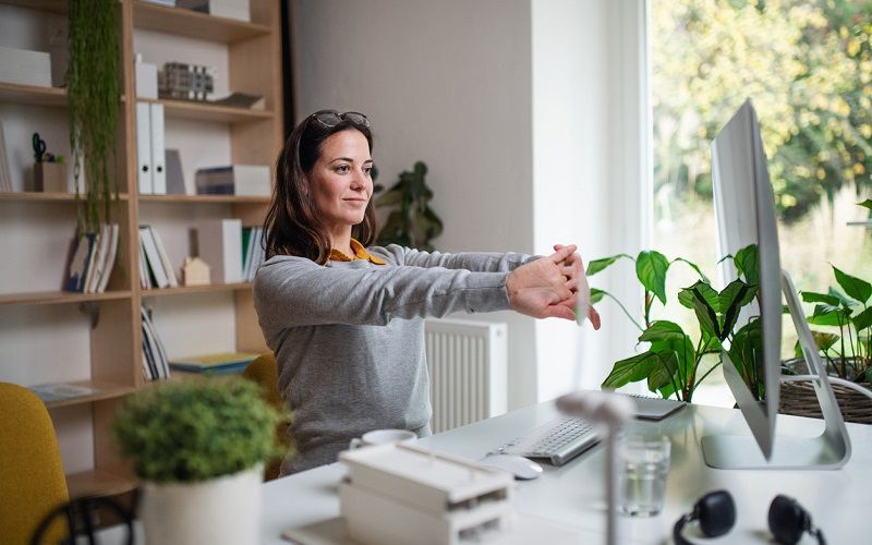 Estiramientos que puedes realizar durante la jornada laboral