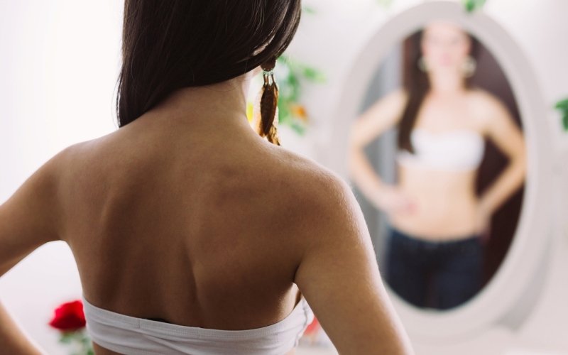 Una adolescente frente al espejo