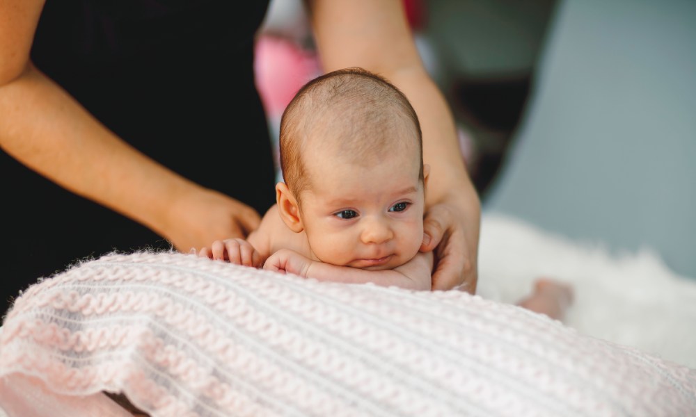 Masaje de espalda y cuello a un bebé recién nacido