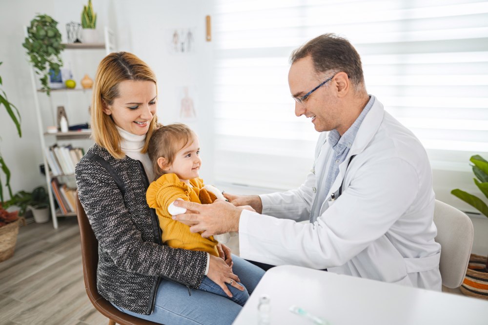 Madre e hija en la consulta de Pediatría
