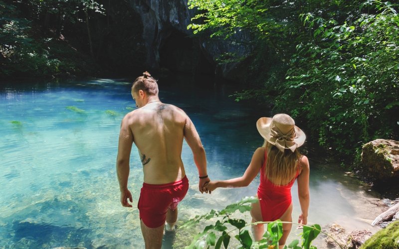 Pareja disfrutando de las vacaciones