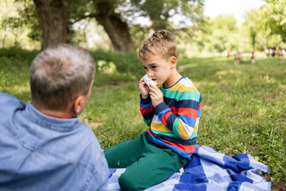 Un niño con alergia al polen