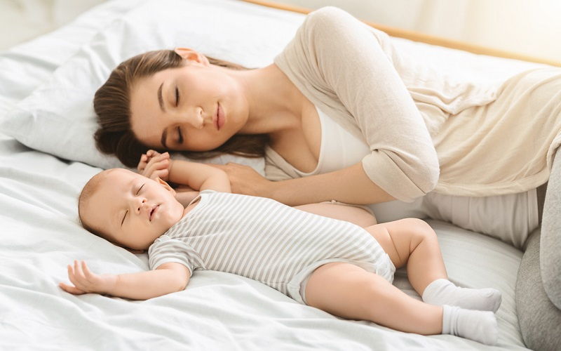 Madre e hijo durmiendo en la misma cama