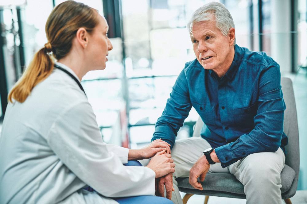 Consulta médica entre doctora y paciente