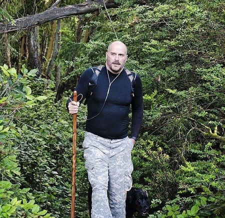 Hombre con EPOC practica deporte usando terapia de oxígeno