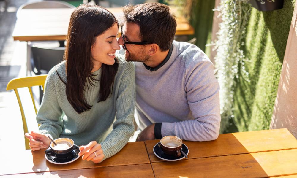 Pareja de enamorados tomando café en una terraza