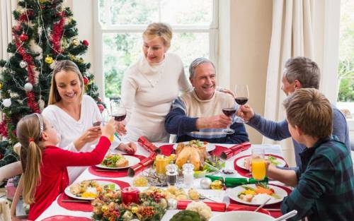 Una familia celebrando una comida saludable en Navidad