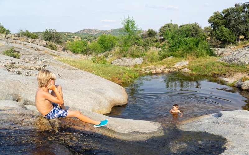 Playas, lagos y piscinas naturales: riesgos que debes conocer