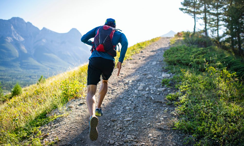 Hombre corriendo por la montaña
