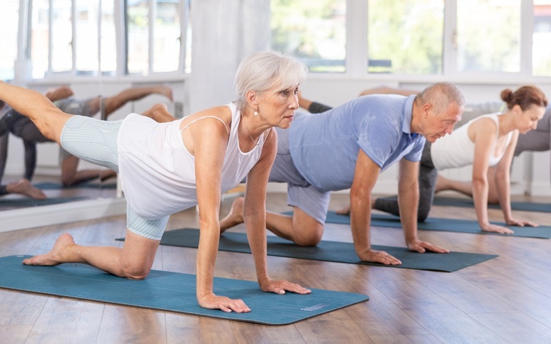 Yoga y deportes a los 65: claves para mantenerse fuerte y ágil
