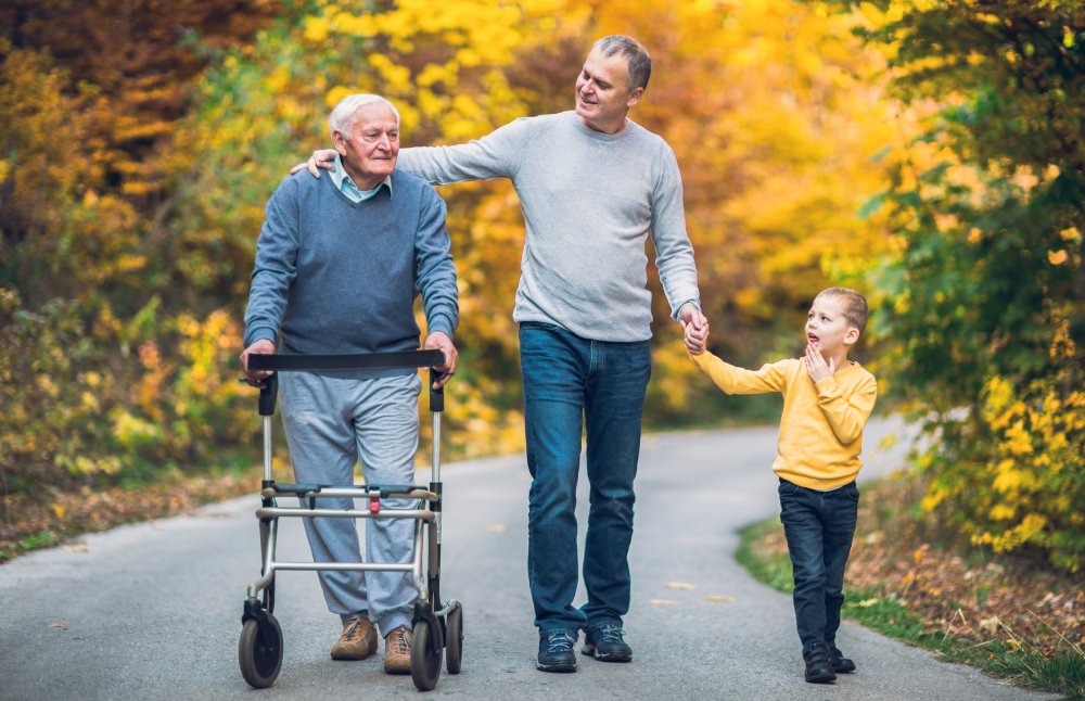 Abuelo, hijo y nieto dando un paseo por el parque
