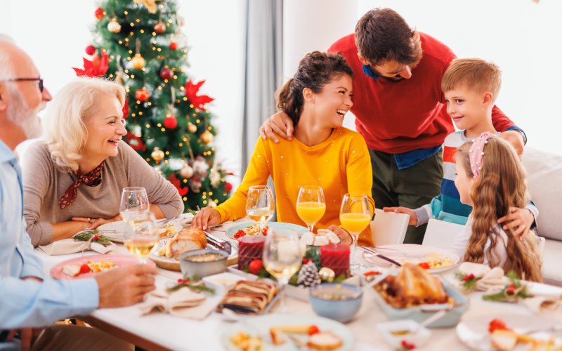 Familia feliz celebrando la Navidad