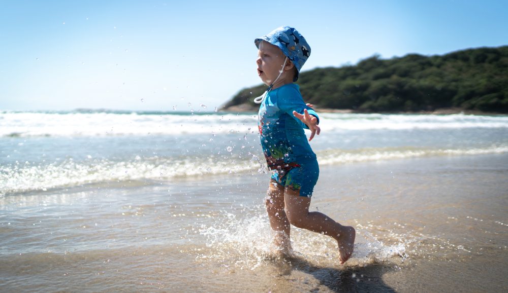 Un niño corriendo por la playa