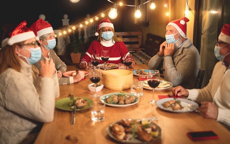 Personas usando cubrebocas en navidad